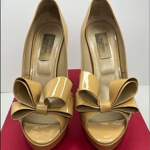 Valentino Garavani bow Nude patent platform pumps Size 37/ 7 EXCELLENT